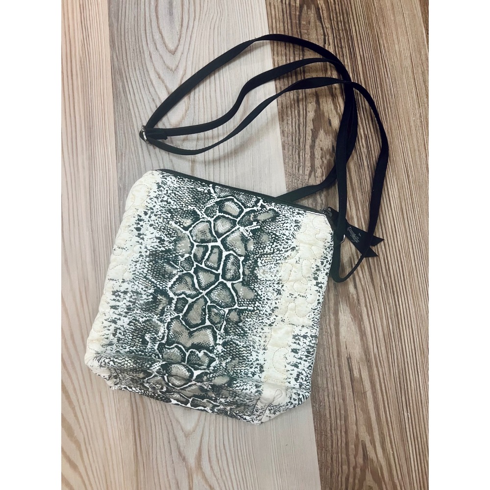 NWOT Donna Sharp Kentucky Quilted Gray White Snakeskin Print Crossbody Bag - Picture 3 of 5